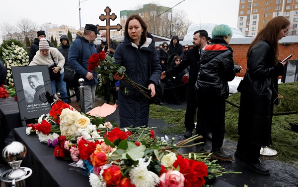 Navalny's Parents Bury their Son as Thousands Chant his Name